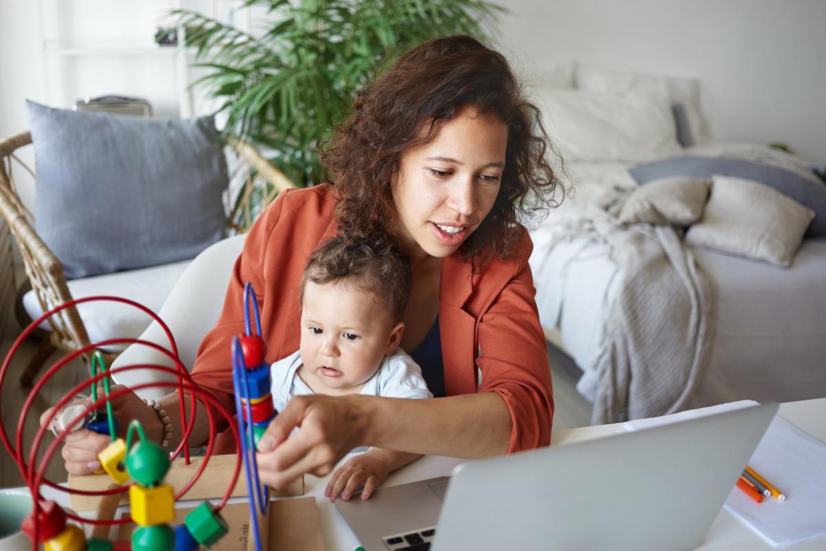 Busy mom finding some time to check a online yoga class