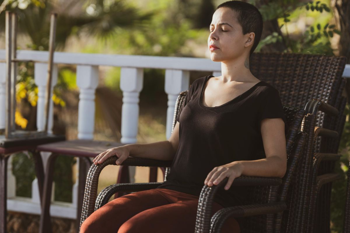 Women doing brain changes from meditation to get emotional regulation, neuroplasticity, mindfulness